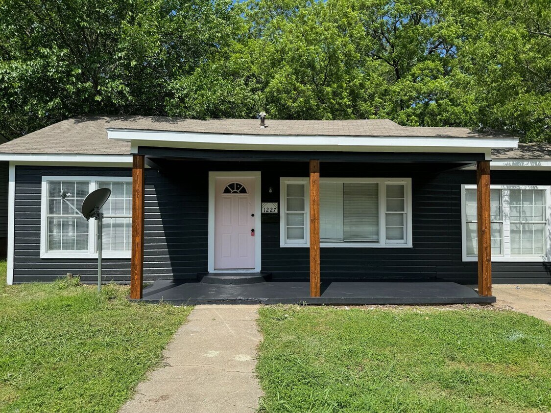 Primary Photo - Three Bedroom Home with Fenced Backyard