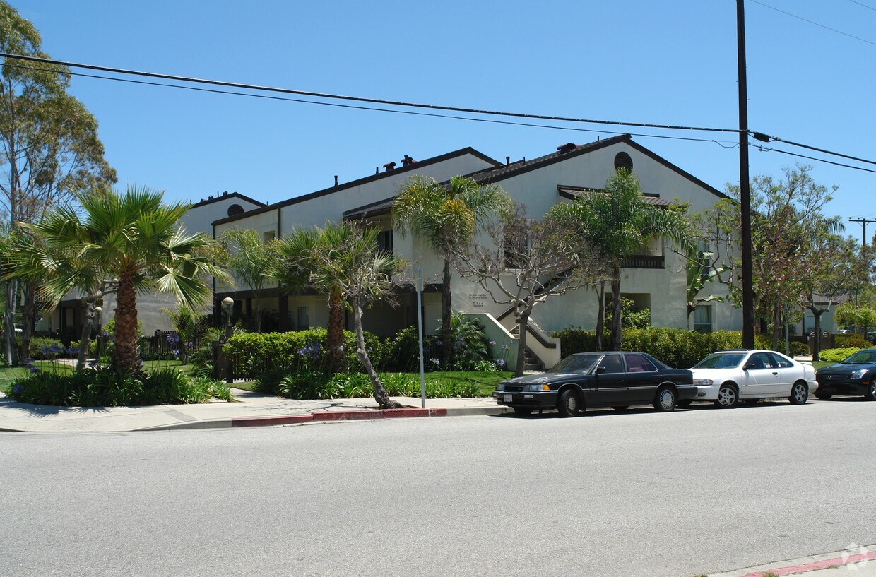 Building Photo - 416 E De La Guerra St