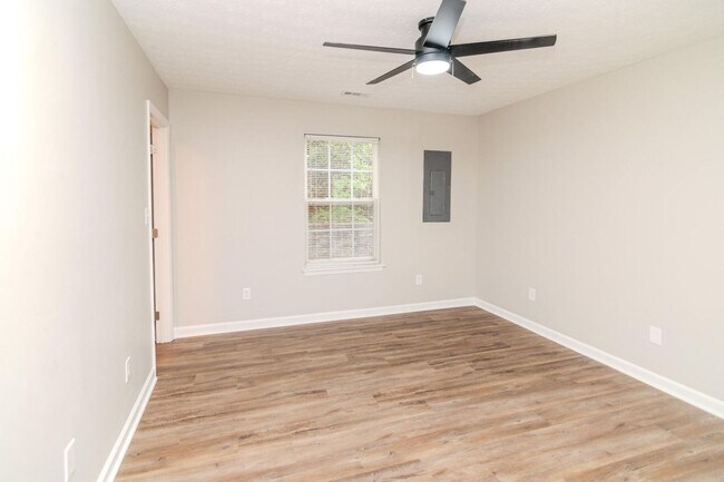 Foto del edificio - Beautifully updated 3 bedroom, 2.5 bath townhouse in a fantastic Lexington location!