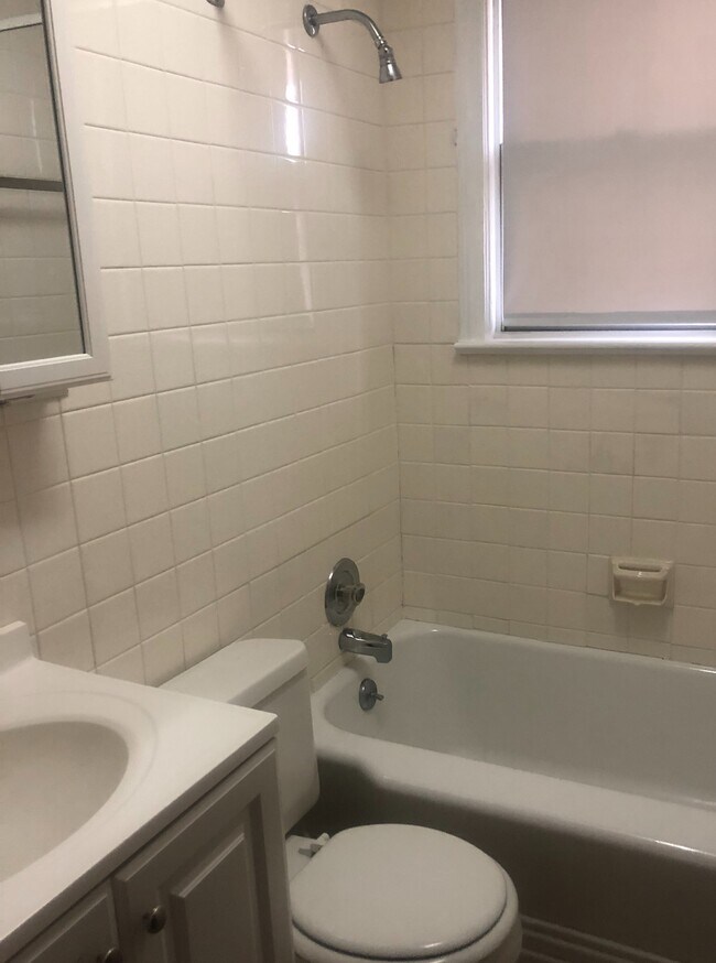 Foto del edificio - 32 Buckingham E Ave