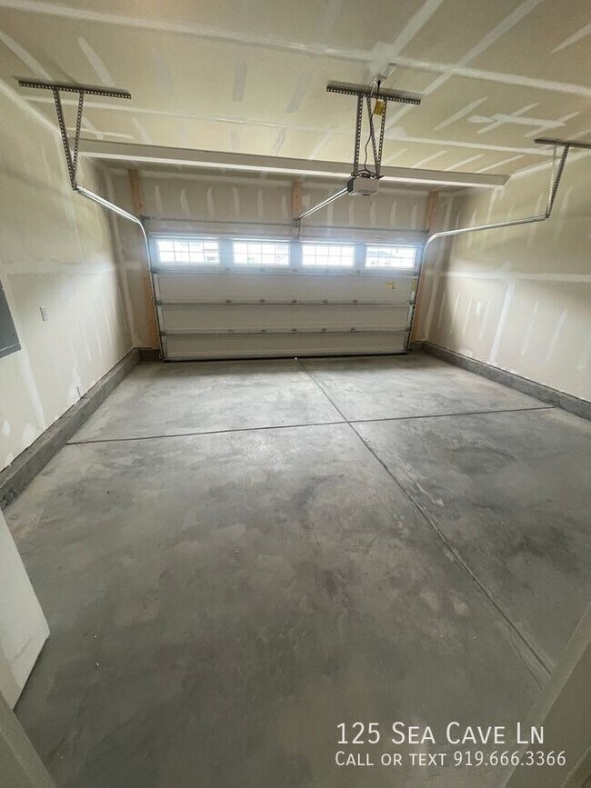 Building Photo - Charming 3 bedroom