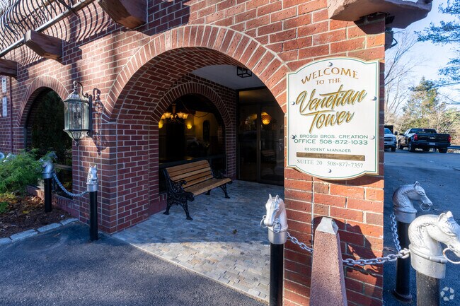 Entrada al edificio - Venetian Tower