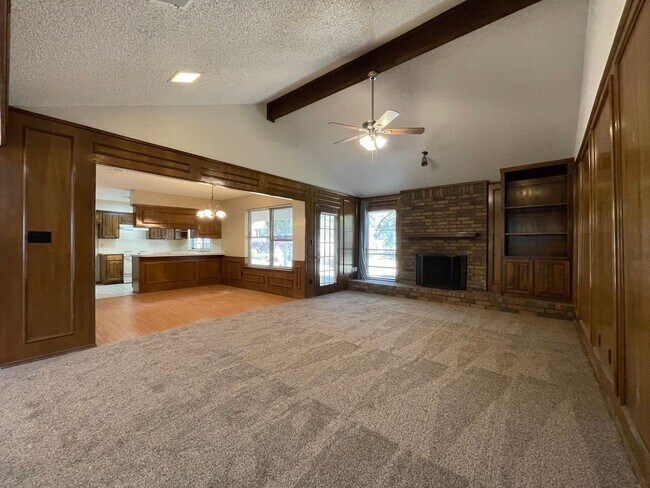 Foto del edificio - AVAILABLE NOW 3 BEDROOM 2 BATH HOME IN BUR...