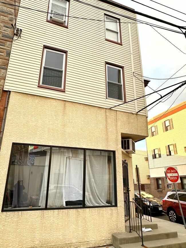 Building Photo - 1814 S 13th St