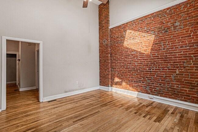 Building Photo - Charming 2 Bedroom 1 Bath Duplex Close to ...