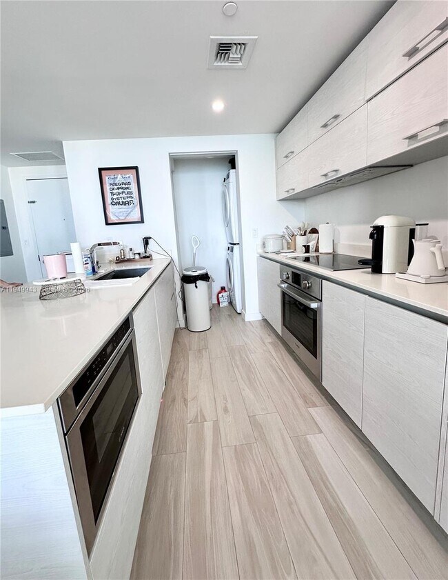 Building Photo - 1300 S Miami Ave