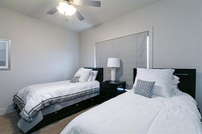 Foto del edificio - Luxury Townhome in Colbert Hills Golf Course Area!