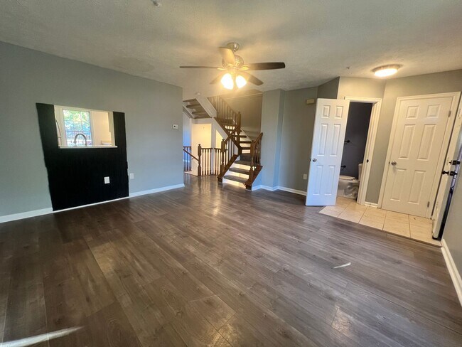 Building Photo - Lovely 3BR/ 2 Full/2 Half Bath EOG Townhou...