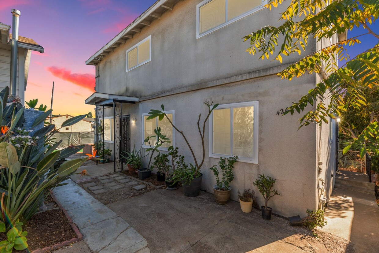 Foto principal - 3 Bed, 2 Bath Single Family Home - Logan H...