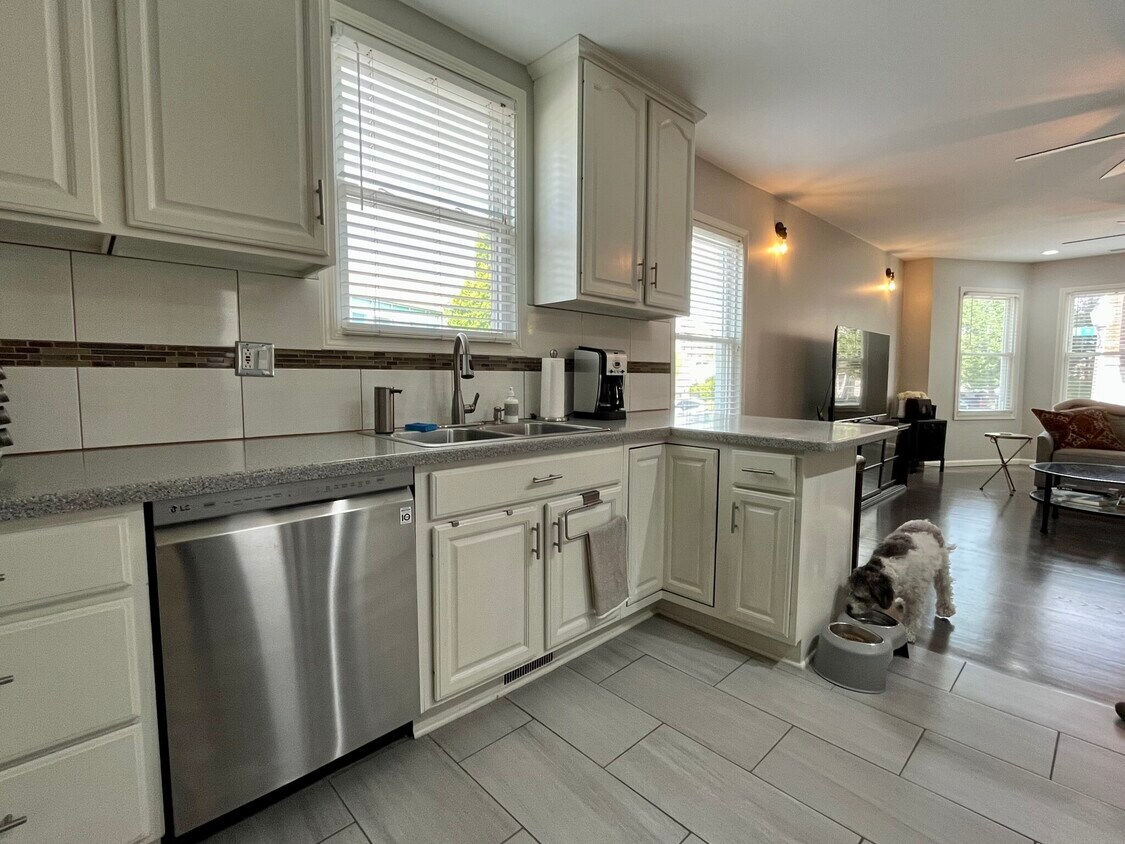Foto principal - 2449 W Fletcher St