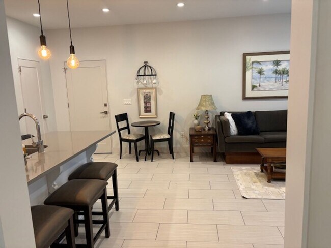 Foto del edificio - 2-bedroom 1 bath garage apartment with a garage parking space!!