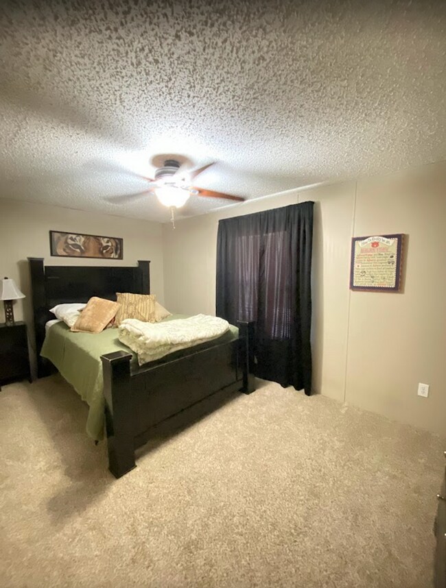 Foto del edificio - 3 Bedroom/ 2 Bathroom Mobile Home with a f...