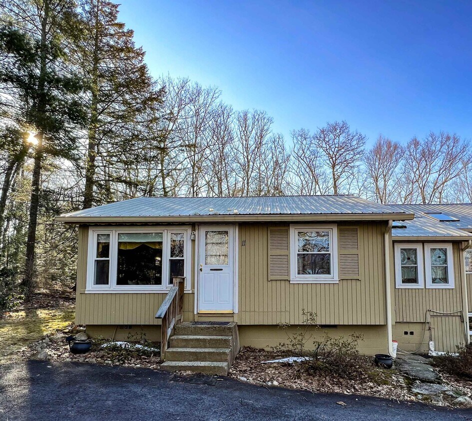 11 Valentine Dr, Barrington, NH 03825 Room for Rent in Barrington, NH