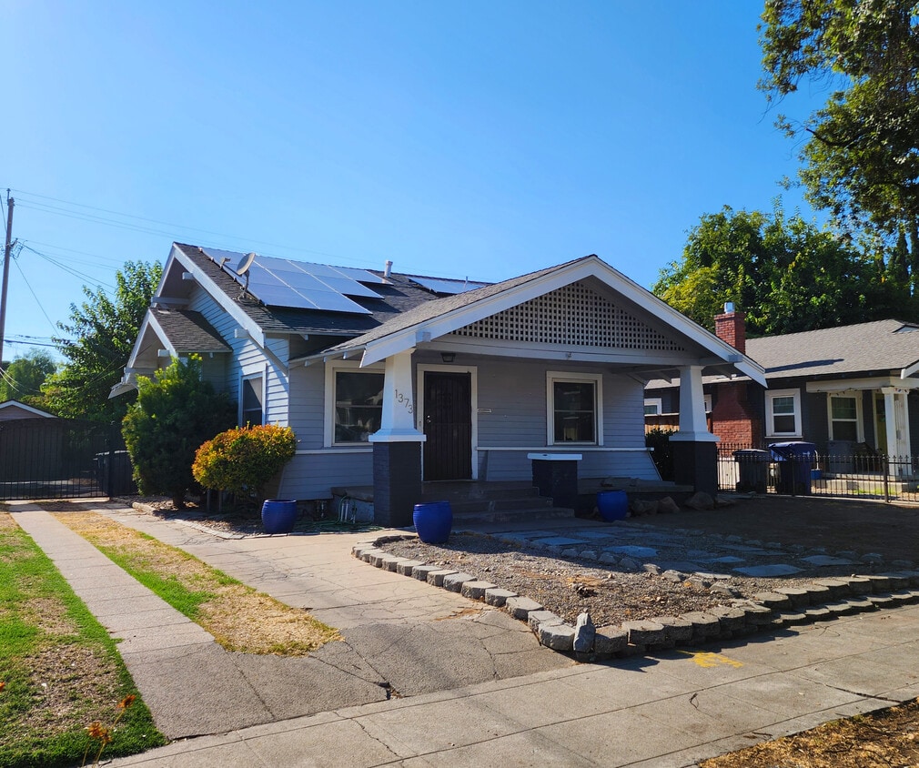 Primary Photo - 1373 N Echo Ave