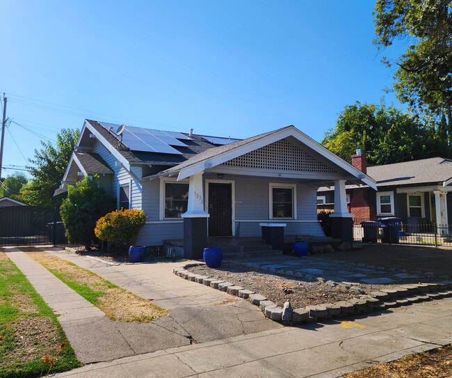 Building Photo - 1373 N Echo Ave