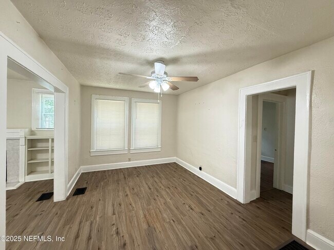 Building Photo - 1204 W 31st St