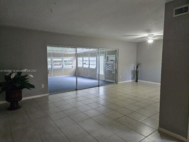 Building Photo - 106 Park Ln E