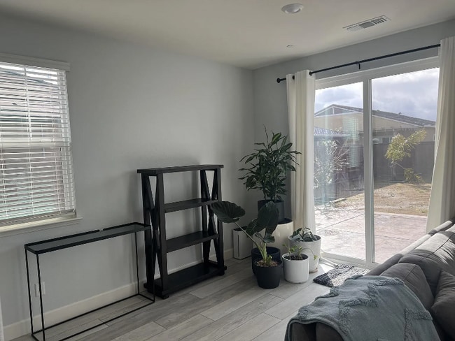 Foto del edificio - 630 Golden Violet Way