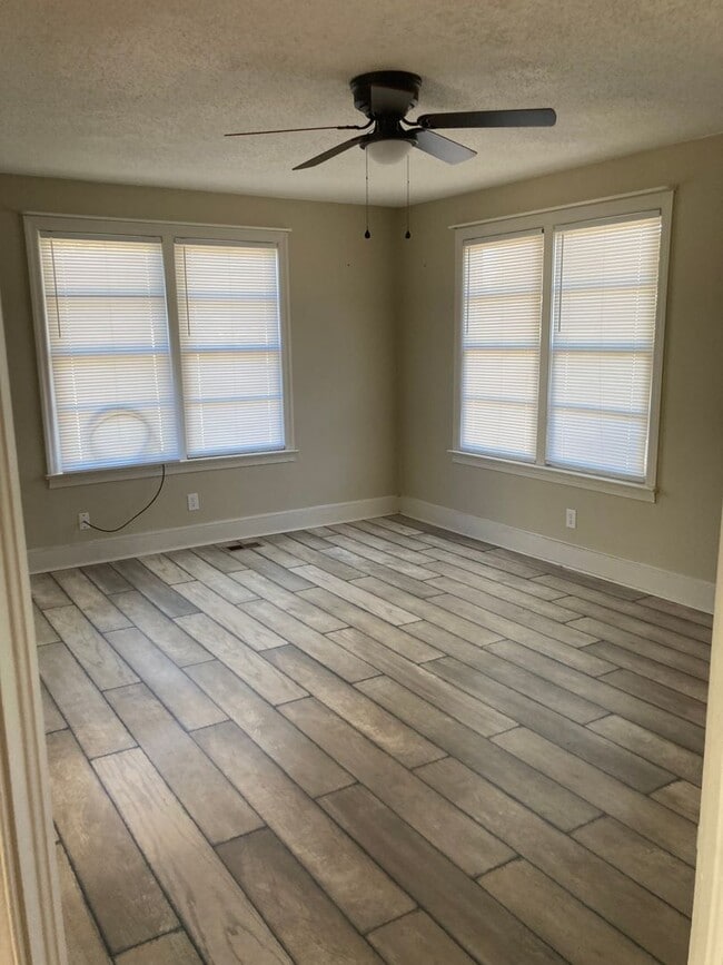Building Photo - 2 Bedroom House in West Columbia Available for Rent Now