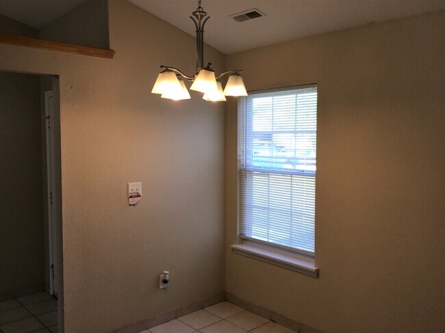 Foto del edificio - 5819 Woodcote Drive