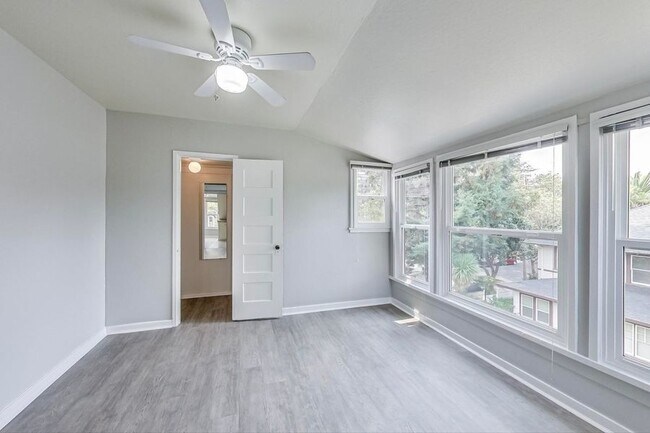 Building Photo - Beautiful Studio in Prime Palo Alto Location!