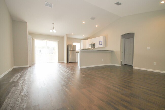 Foto del edificio - Beautiful 3 Bedroom, 2 Bathroom Home in Si...