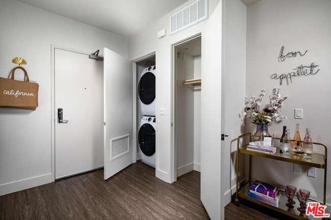 Building Photo - 1101 N Main St