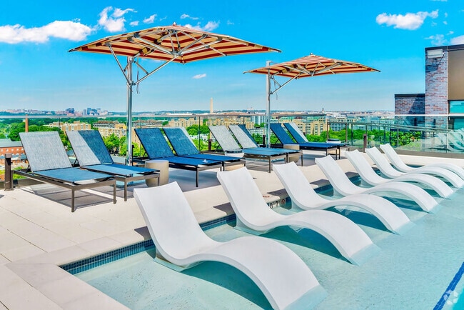 Rooftop pool overlooking Washington DC's waterfronts and cityscapes. - Vermeer