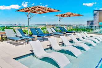Rooftop pool overlooking Washington DC's waterfronts and cityscapes. - Vermeer