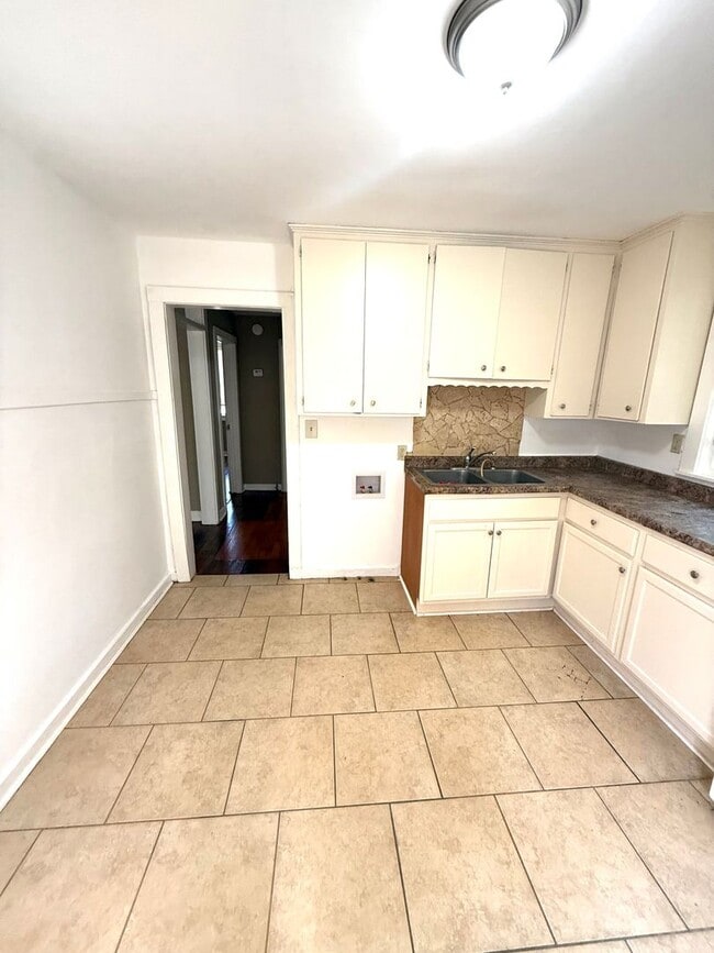 Building Photo - ** 2 bed 1 bath located in Capitol Hights ...