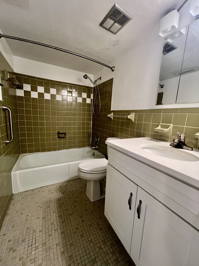 Building Photo - 427 6th Ave W