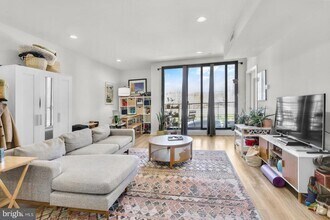 Building Photo - 381 Martin St