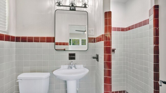 Foto del edificio - 1008 Camphor Ln