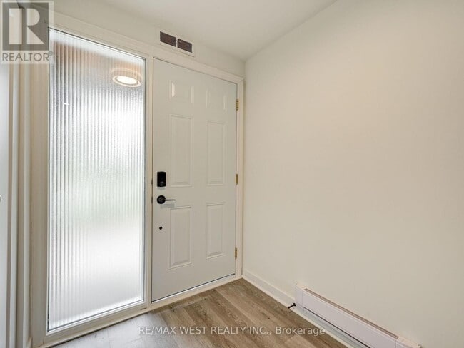 Building Photo - 22-822 Tandridge Crescent