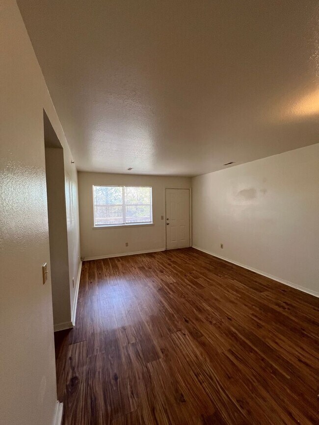 Foto del edificio - Top/2nd floor 2BR unit