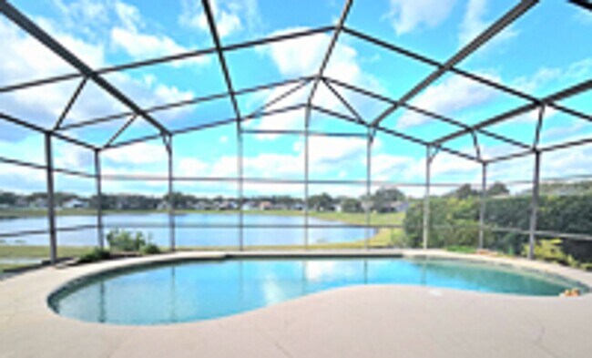 Foto del edificio - Lakefront home very spacious with a screened in pool in Heathrow