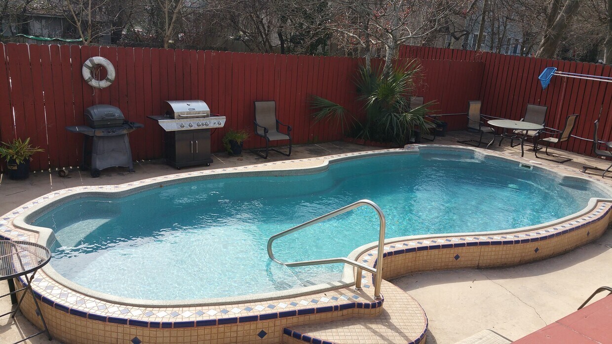 524 E Ln Unit Relaxing Condo with Pool, Savannah, GA 31401 Condo for Rent in Savannah