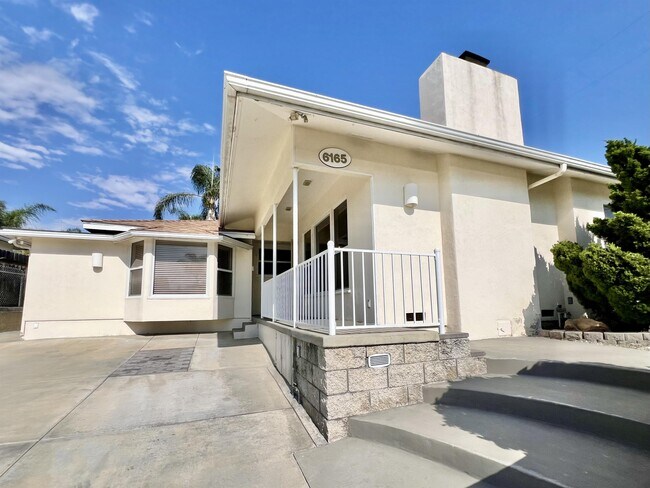 Foto del edificio - 6165 Blain Pl