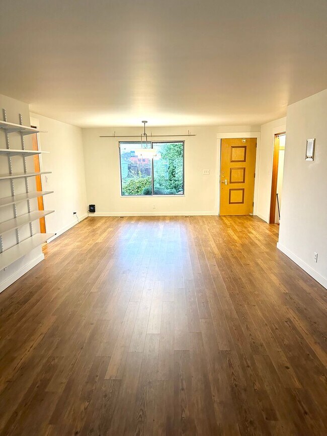 Building Photo - New Listing! Large Rambler in South Seattle!