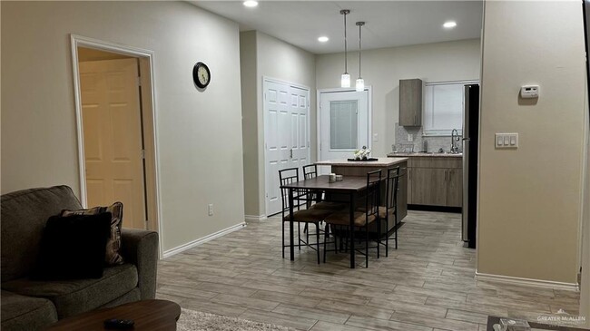 Foto del edificio - 4902 N Hiawatha Dr