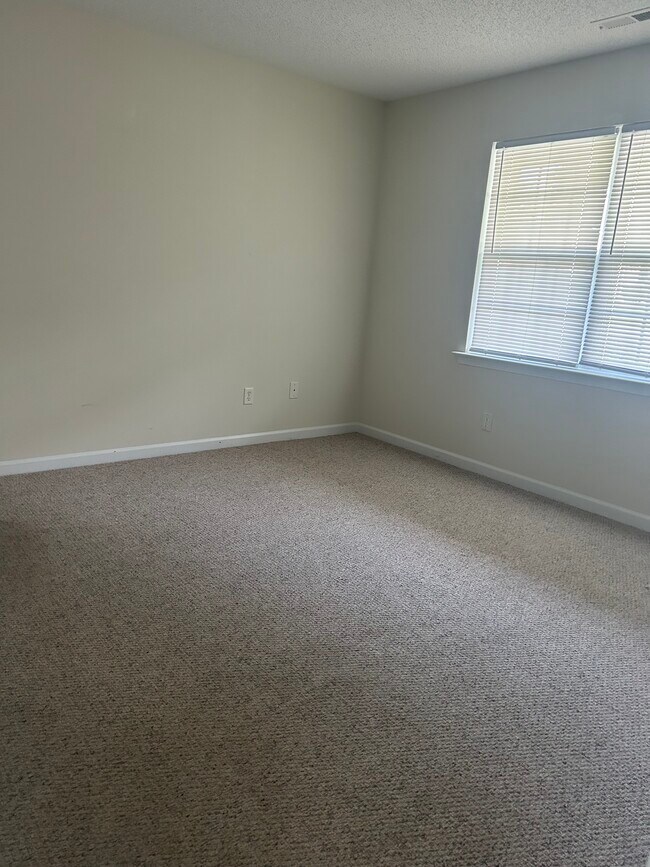 Foto del edificio - 1525 VINTAGE HILL APTS