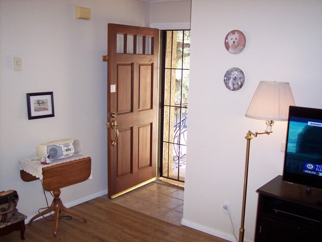 Building Photo - Upstairs 1 Bed/1 Bath Condo in Del Cerro!