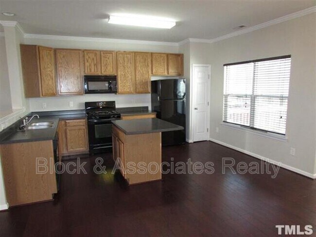 Foto del edificio - 14411 Hamletville St