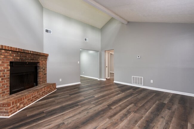 Building Photo - **WEST ATHENS DUPLEX** 2 Bed/1 Bath, JUST ...