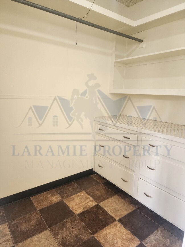 Building Photo - Studio Apartment close to University of Wy...