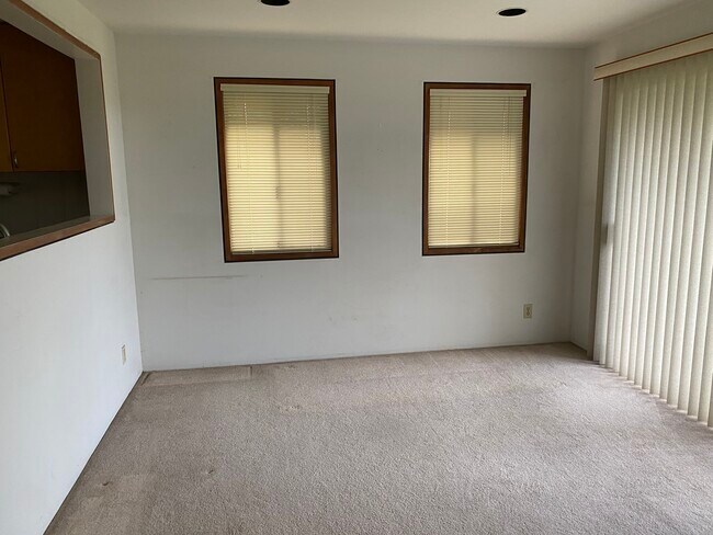 Building Photo - 589 Pio Dr