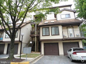 Building Photo - 1611 Carriage House Terrace