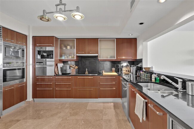 Foto del edificio - 1331 Brickell Bay Dr