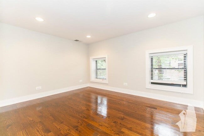 Building Photo - 2602 N Racine Ave