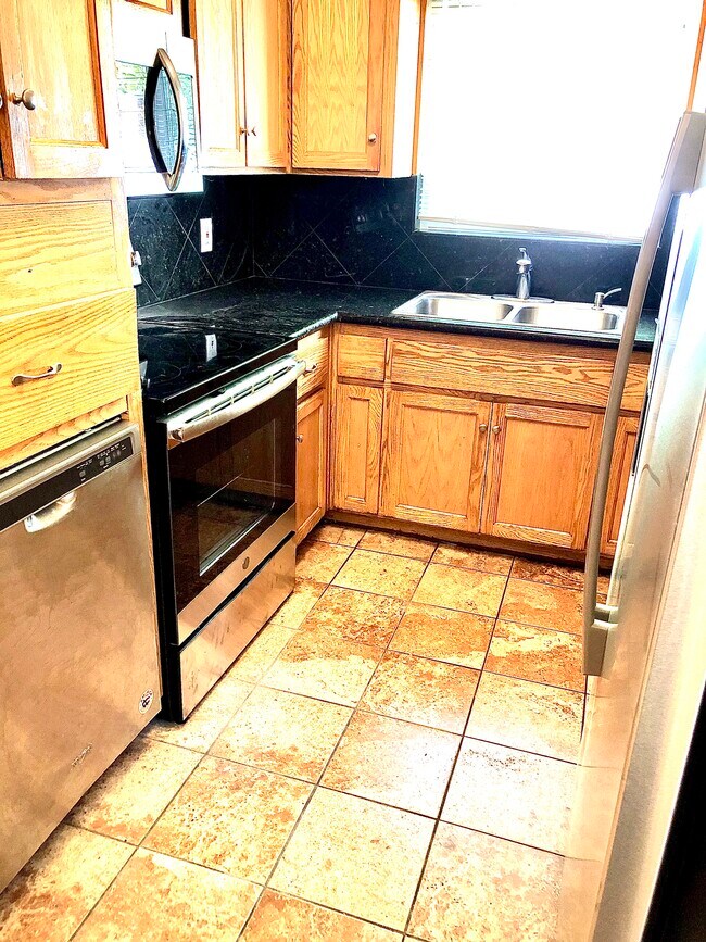 Building Photo - 4652 Snead Dr